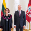 Teisėja R.Juzikienė su Prezidentu G.Nausėda. Lietuvos Respublikos Prezidento kanceliarijos nuotrauka /Robertas Dačkus.