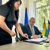 Dniepropetrovsko apygardos administracinio teismo pirmininkas Volodymyras Gorbalinskis pasirašo memorandumą