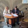 Teismo pirmininkė V.Šelmienė ir VU Teisės fakulteto dekanas H.Šinkūnas pasirašė bendradarbiavimo sutartį/ Vmat nuotr.